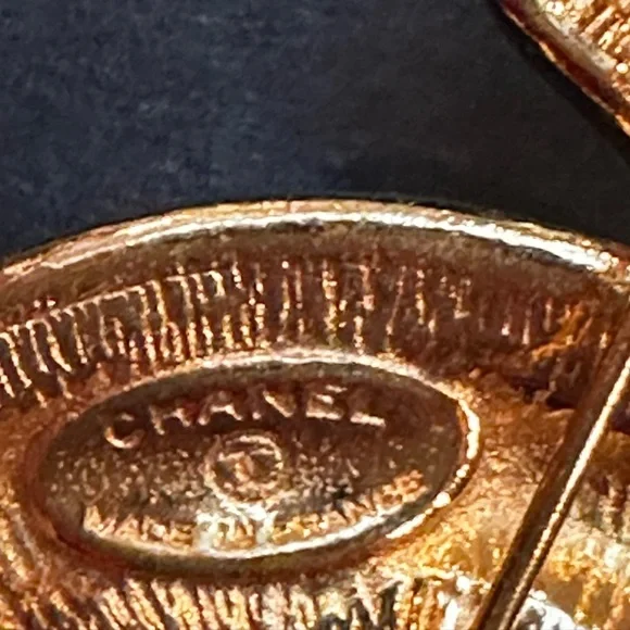 CHANEL Vintage Gold-Tone CC Matelesse Logo Brooch. Authentic, pre-loved. - Picture 7 of 11